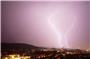 Zwei Blitze entladen sich während eines Gewitters hinter dem Gaskessel in Stuttgart. Der Deutsche Wetterdienst (DWD) erwartet Gewitter und teils heftigen Starkregen in Baden-Württemberg. Foto: Andreas Rosar/dpa