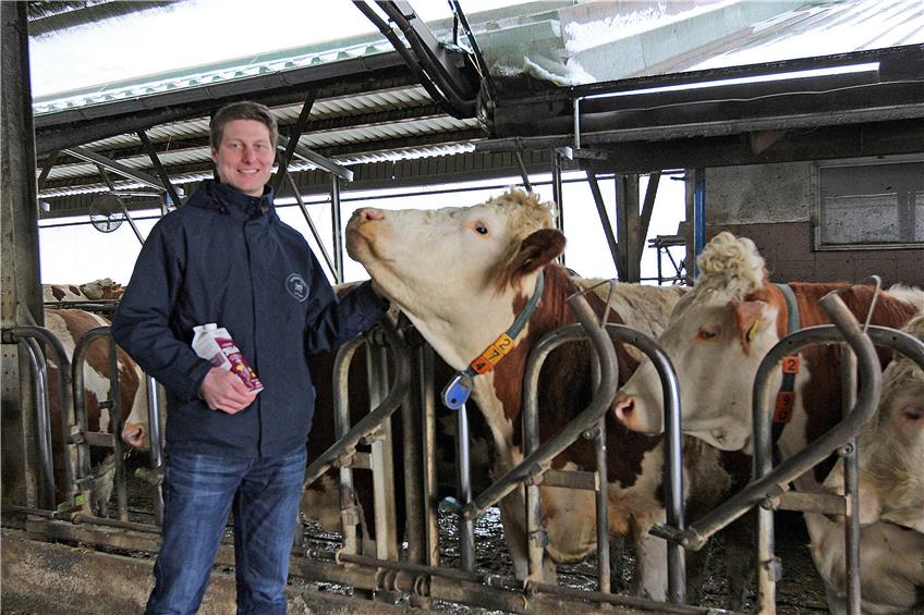  Albgemacht-Vorstand Julian Schmid im Offenstall seiner „Milchlieferantinnen“. Ab Mai können die Kühe witterungsabhängig wieder raus auf die Weide.