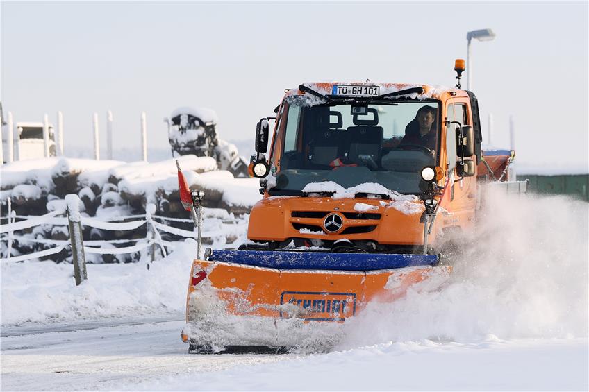  Der Hirrlinger Bauhofleiter Andreas Mülders beim Schneeräumen mit dem Schneepflug. Bild: Ulmer