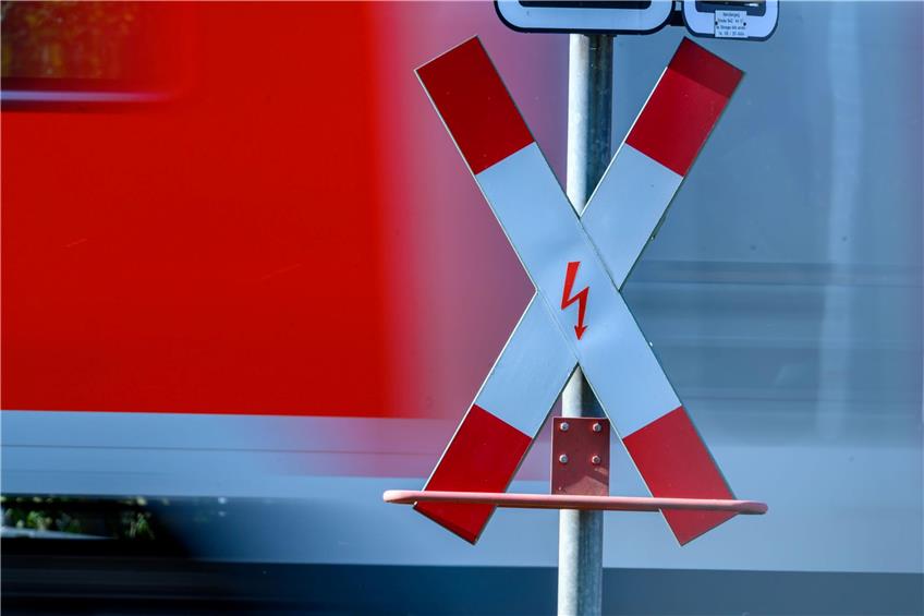  Ein Andreaskreuz steht an einem Bahnübergang. Symbolbild: Jens Büttner/dpa