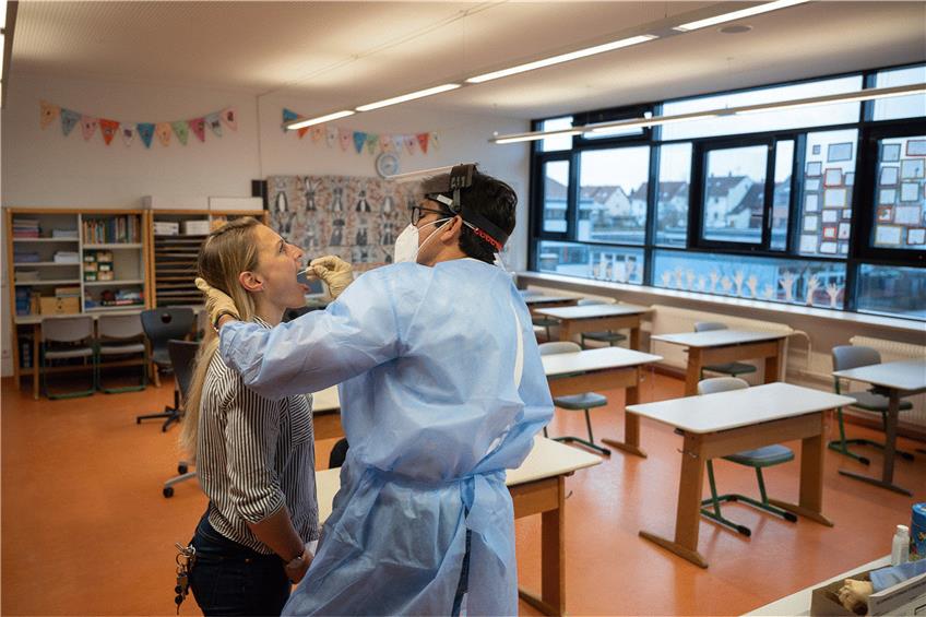  Ein Arzt macht an der  Grundschule in Hemmingen einen Corona-Schnelltest bei einer Lehrerin. Foto: Sebastian Gollnow/dpa