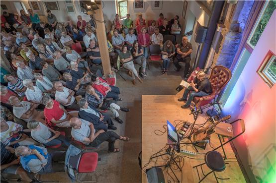 127 Zuhörerinnen und Zuhörer lauschten den Geschichten in Kilchberg.Bild: Ulrich Metz