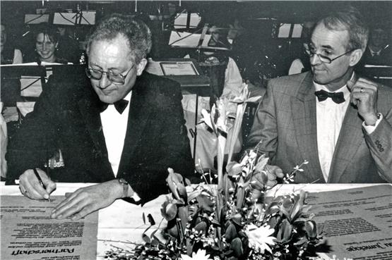 13. Januar 1990: Bürgermeister Hans Auer (links) und Kantonspräsident André Duval unterzeichnen die Verträge.Archivbild: Helmut Maier
