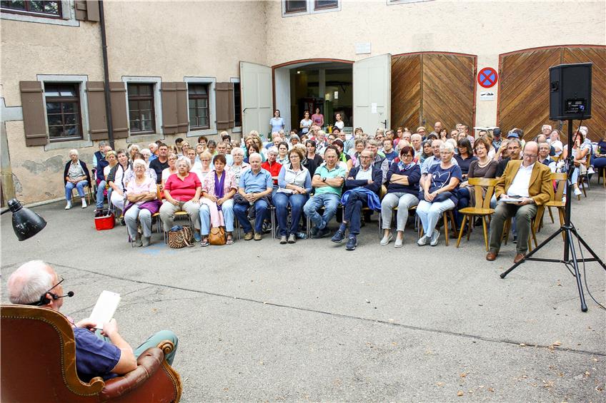 130 Besucher kamen zur Gute-Nacht-Geschichte des TAGBLATTs nach Hirrlingen. Im Lesesessel Diakon Godehard König. Bild: Stifel