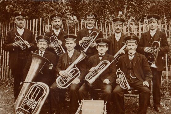 1912 waren aus ursprünglich 8 bereits 9 Musiker geworden. Die Instrumente hatten sie gebraucht gekauft. Das Repertoire war überschaubar.