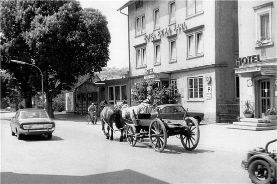 1972 gab es weniger Autos und Busse – dafür aber noch Pferdegespanne wie dieses mit Josef Erath auf dem Bock. Karl Schnell schiebt auf dem Gehweg ein Fahrrad. Das Bild von Bernward Schiebel wurde veröffentlicht in einem Fotoband mit Texten von Dieter Manz („Bilder aus einem Jahrhundert“). Archivbild: Bernward Schiebel