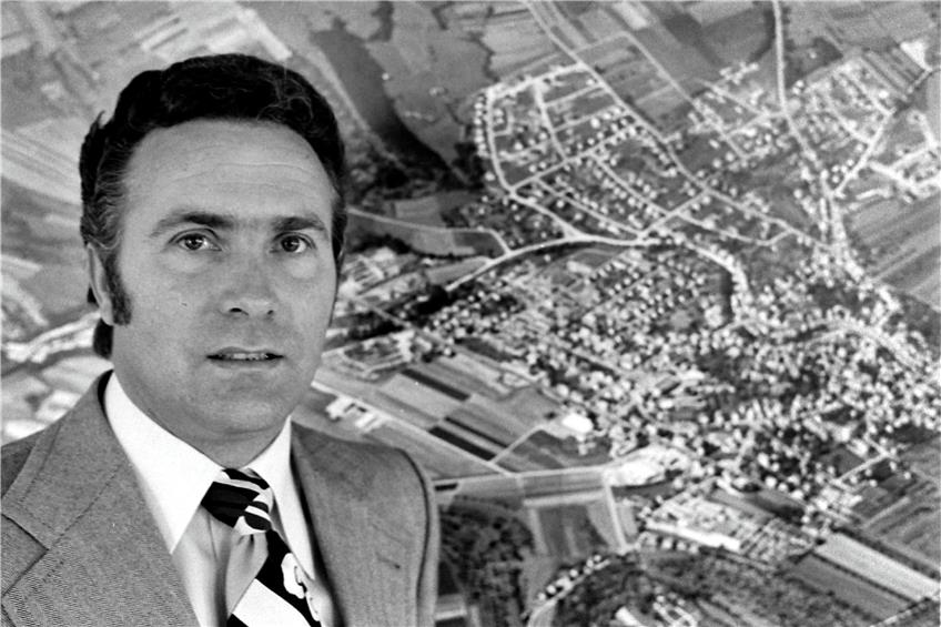 1979 hat unser Fotograf Ofterdingens damaligen Bürgermeister Heinz Aicheler vor einem Luftbild des Ortes fotografiert. Archivbild: Klaus Franke