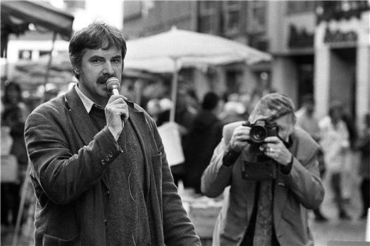 1998 kandidierte Zierock erfolglos bei der Tübinger OB-Wahl, hier macht er Wahlkampf auf dem Holzmarkt. Bild: Manfred Grohe