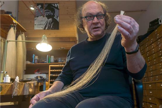 200 Haare sind mindestens notwendig für einen Geigenbogen. Weil die Qualität abnimmt, muss Michele Facchino jedes Haar aif Stabilität und Unebenheiten genau prüfen und gegebenenfalls aussortieren.Bild: Ulrich Metz