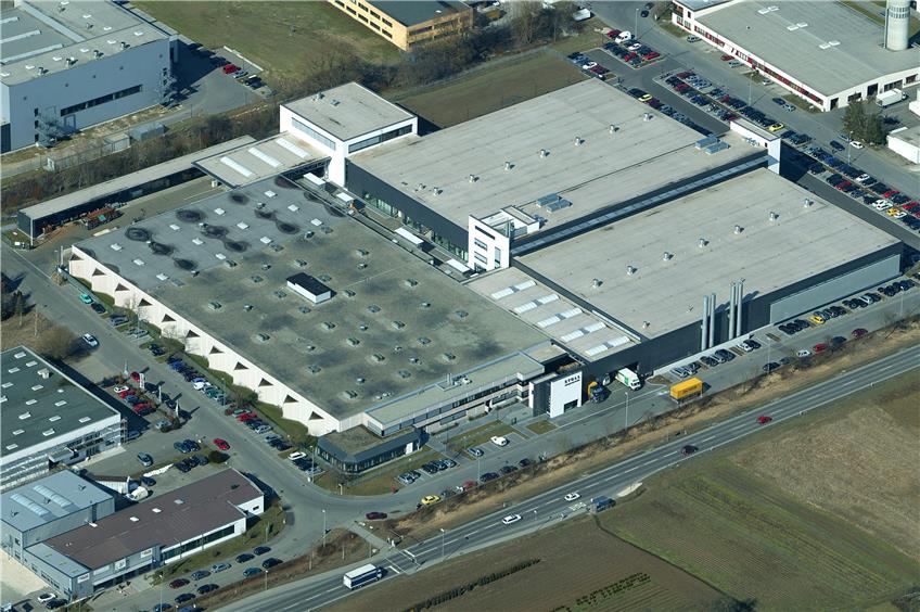 2004 ist die Strickmaschinenproduktion von Stoll in das neue Betzinger Produktions- und Lagergebäude an der Straße nach Ohmenhausen verlagert worden.Bild: Stoll
