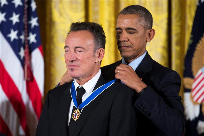2016: Obama, damals US-Präsident (r.), verleiht Bruce Springsteen die Freiheitsmedaille.
