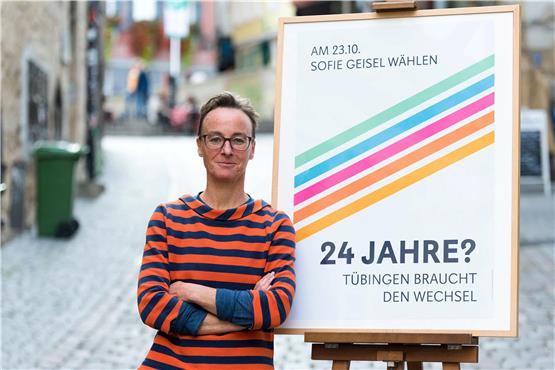 „24 Jahre?“ OB-Kandidatin Sofie Geisel präsentierte Anfang Oktober ihr gegen Boris Palmer gerichtetes Plakat. Archivbild: Wolfgang Albers