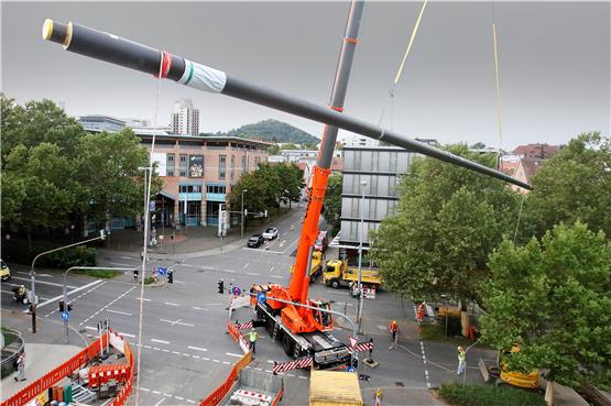 32 Meter lang sind die Fernwärme-Rohre, die übers Wochenende unter der Bundesstraße B312 verlegt worden sind.Bild: Horst Haas