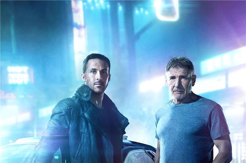 35 Jahre später: Harrison Ford (rechts) ist bei der „Blade Runner“-Fortsetzung wieder als Deckard mit dabei an der Seite von Ryan Gosling. Foto: Warner