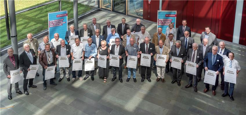 41 Goldene Meisterdes Handwerks sind im Tübinger Landratsamt am Dienstag von der Kreishandwerkskammer Tübingen ausgezeichnet worden. Bild: Metz