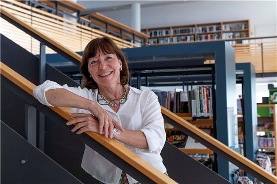 470 Quadratmeter hat die Bibliothek in Bodelshausen zur Verfügung, verteilt auf drei Ebenen und eine Galerie. Sabine Engeser leitet die Bücherei im Forum seit ihrer Eröffnung 1995. Bild: Klaus Franke