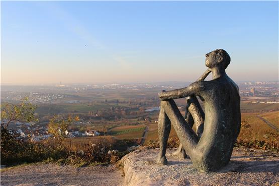 48 Figuren gehören zum Strümpfelbacher Skulpturenpfad. Dieser Träumer aus Bronze des Künstlers Fritz Nuss von 1966 genießt den weiten Blick übers Tal. Foto: Caroline Holowiecki
