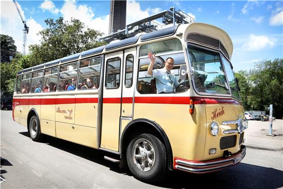 58 Jahre alt ist der Oldtimer-Bus „Heidi“. Am Sonntag fuhr er gleich mehrmals durch die Stadt. Bild: Anne Faden