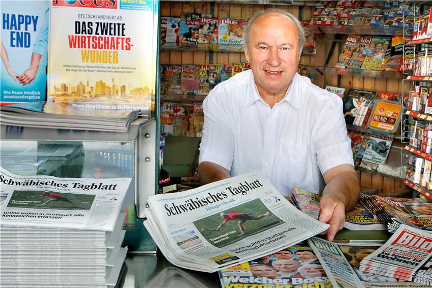 70 Prozent sind Stammkunden: Reinhold Hess in seinem Kiosk auf dem Reutlinger Marktplatz. Bild: Haas
