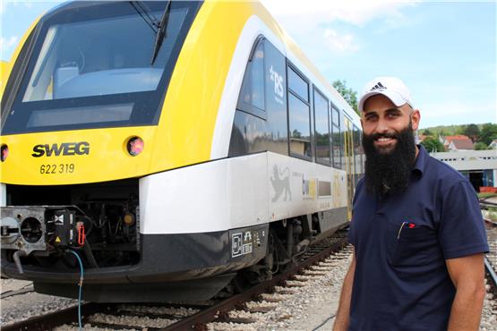Abdulkader Sobh flüchtete 2015 aus Syrien und arbeitet nun als Triebfahrzeugführer bei der Hohenzollerischen Landesbahn. Bild: SWEG