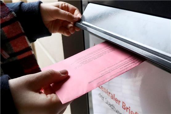 Abgabe der Briefwahlunterlagen im Rathaus – so wählten weniger Menschen als gedacht. Bild: Anne Faden