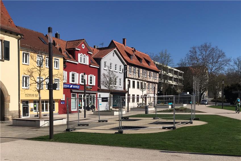 Abgesperrt und verwaist: Die Trampolins am Tübinger Tor in Reutlingen. Bild: Jonas Bleeser