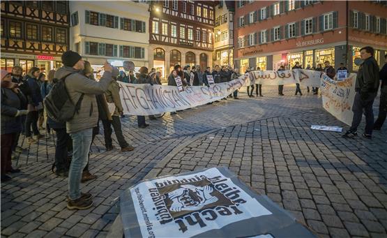 „Abschiebung ist Mord“, skandierten etwa 100 Demonstrant(inn)en gestern am frühen Abend auf dem Tübinger Marktplatz. Bild: Metz