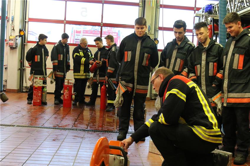Acht junge Männer der Rottenburger Berufsfachschule bekamen im Rettungszentrum eine Einführung in Technische Hilfeleistungen der Feuerwehr. Sie haben in diesem Schuljahr das Wahlfach Feuerwehrtechnische Grundausbildung belegt. Bild: Bernhard