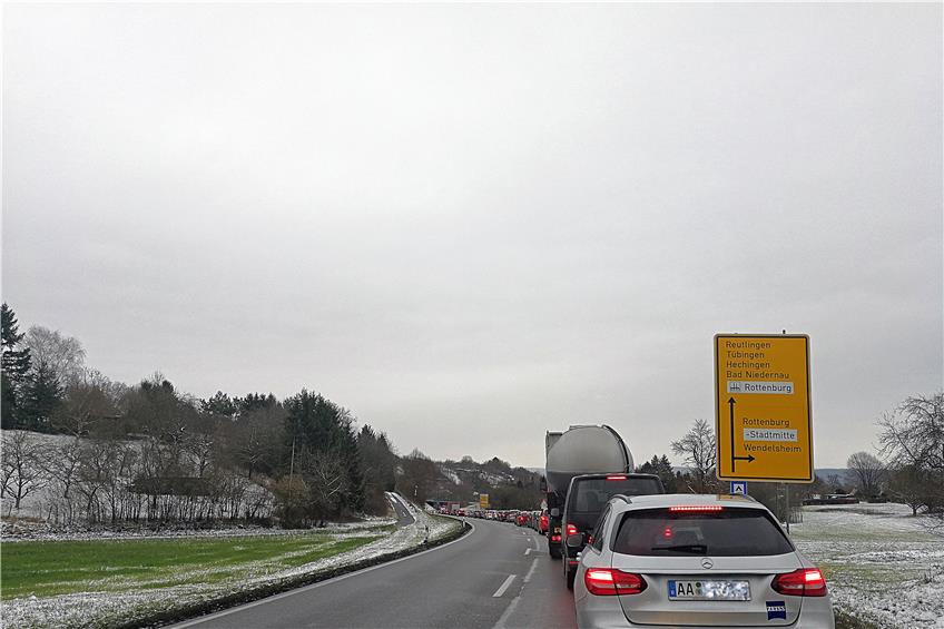 Achtung Ampel: Am Montag staute sich der Verkehr auf der Osttangente mehrere Kilometer. Bild: Schneck