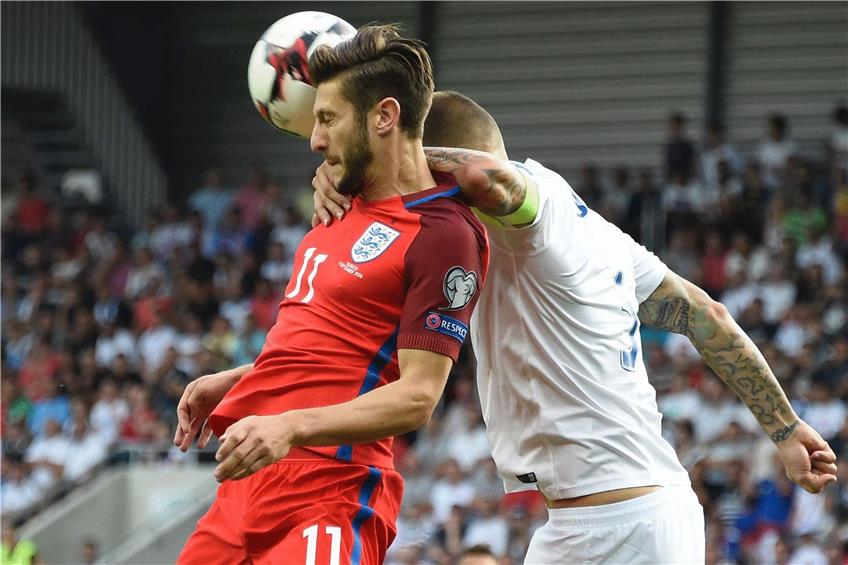 Adam Lallana (links, gegen den Skrtel) sorgte für Englands schwer erkämpften 1:0-Sieg gegen die Slowakei. Foto: afp