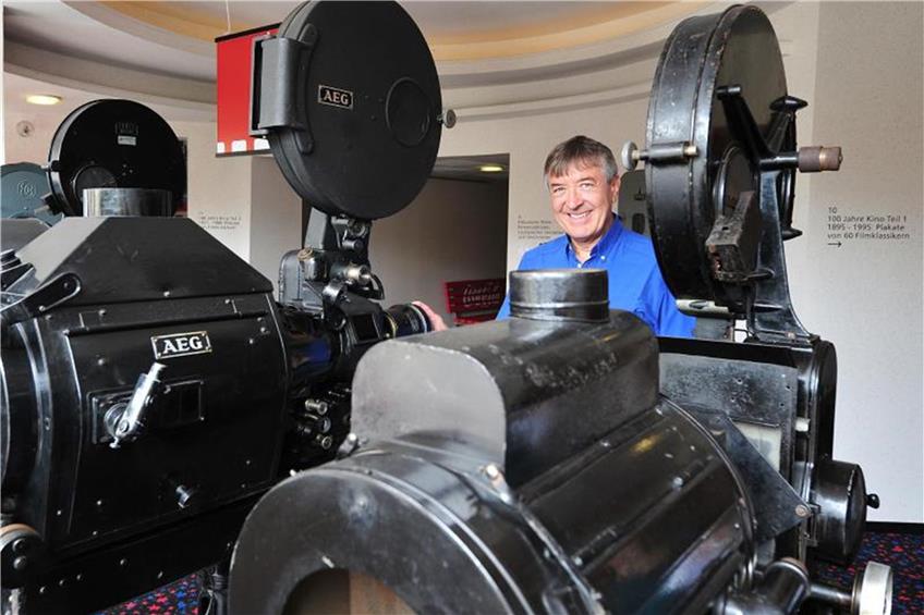 Adrian Kutter steht im Kinomuseum Biberach zwischen alten Filmprojektoren. Foto: Stefan Puchner/Archiv dpa