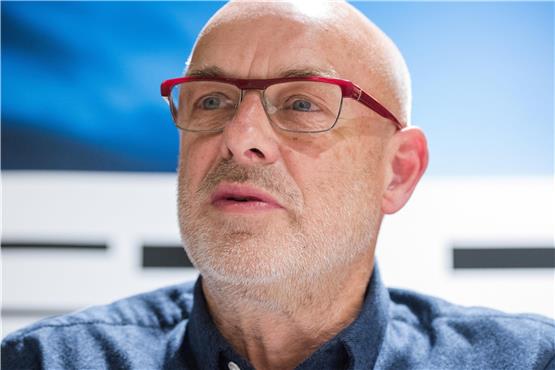 Äußerst vielseitig Musikgenie: Brian Eno wird 75. Bild: Daniel Bockwoldt/dpa