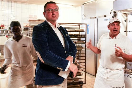 AfD-Kandidat Dubravko Mandic (Mitte) im Streitgespräch mit Bäckermeister Heinz Manke (rechts), Inhaber der Bäckerei Leins. Bild: Fleischer