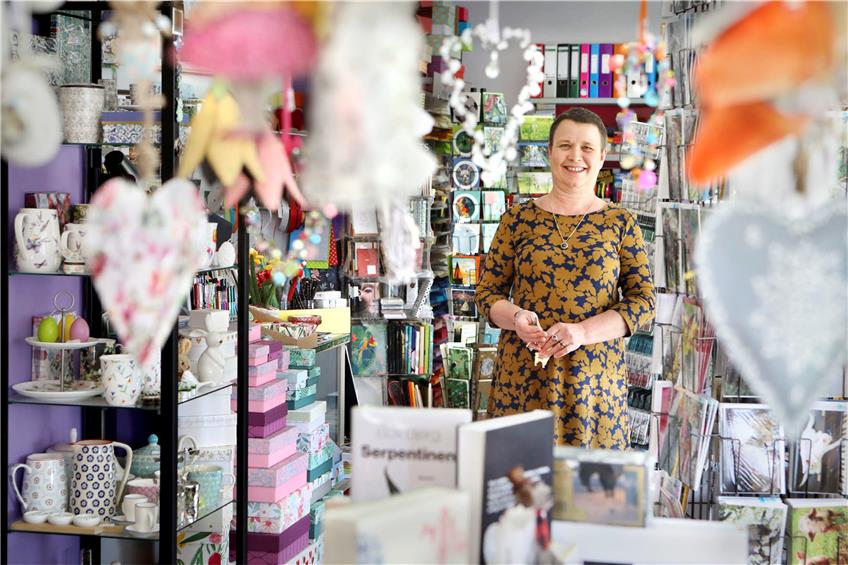 Agatha Truniger vom Lila-Laden Hirschau bereitet alles für Montag vor, wenn sie ihren Laden endlich wieder öffnen kann. Bild: Anne Faden
