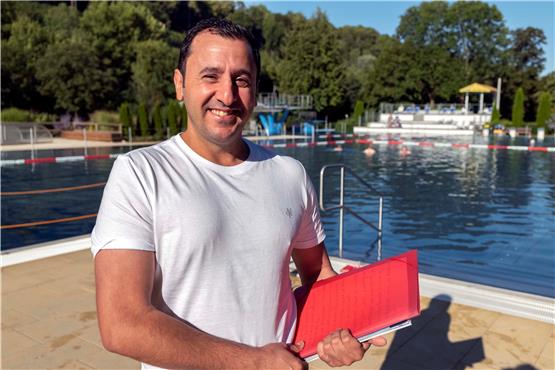 Ahmad Dayekh ist Schwimmmeister der Rottenburger Bäder. Er findet: „Liebe ist das Wichtigste im Leben“. Bild: Klaus Franke