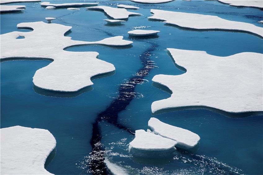 Alarmierende Botschaften: Seit 1979 hat die Arktis eine Eisfläche verloren, die etwa sechs Mal so groß wie Deutschland ist. Unser Foto zeigt gebrochenes Meereis in der Victoria Strait im Arktischen Ozean nach der Durchfahrt eines Eisbrechers.  Foto: David Goldman