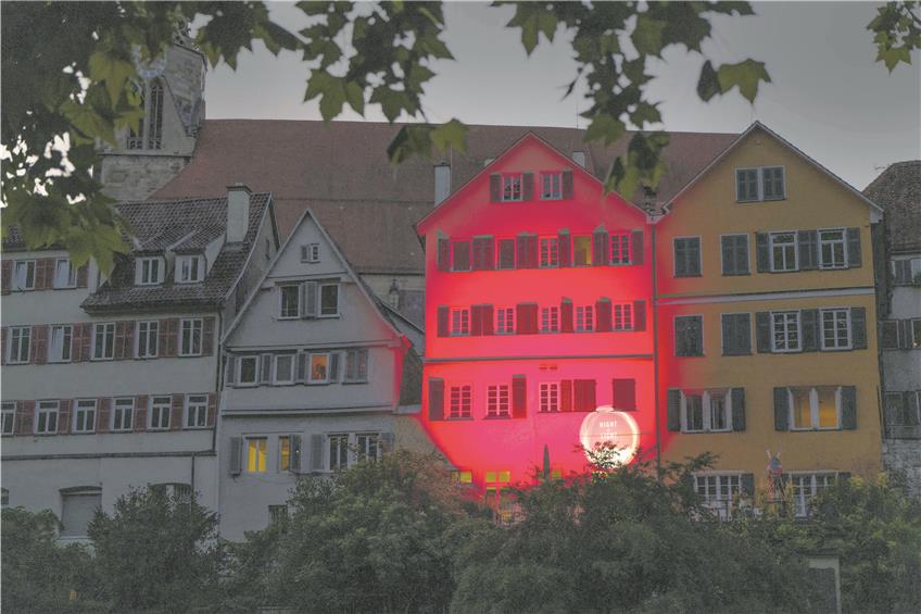 Alarmstufe ROT: Das Zimmertheater Tübingen beteiligt sich mit der VisionTwo GmbH an der bundesweiten „Night of Light“. Mit dieser Beleuchtungs-Aktion soll auf die prekäre Lage von Veranstaltern in Deutschland durch Einschränkungen weger der Covid-19- Pandemie aufmerksam gemacht werden. Bild: Klaus Franke