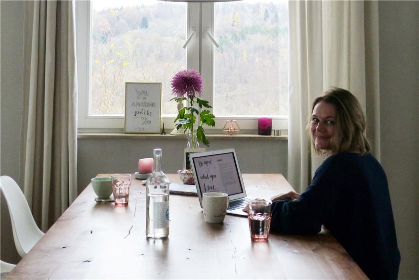 Alexandra Pieper am Eichentisch in ihrer Wohnung. Bild: Justine Konradt