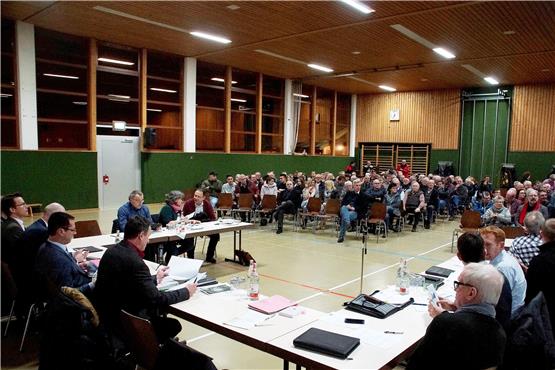 Alle drei Bürgermeister (links im Bild), viele Kiebinger und viele Gemeinderäte kamen am Montagabend zur öffentlichen Sitzung des Ortschaftsrats in der Sülchgauhalle. Bild: Zimmermann