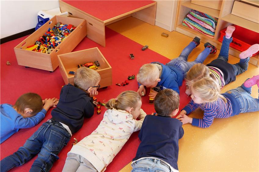 Alle wieder an Bord: Die Kinder im Kinderhaus Dätzweg haben sich den roten Teppich zurückerobert. Bild: Angelika Bachmann