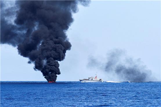Alltag auf dem Mittelmeer. Ein Schiff der libyschen Küstenwache hat Flüchtlinge an Bord genommen, deren Schlauchboot in Brand gesetzt und dreht noch eine Runde um das brennende Wrack, bevor sie die Leute zurück in ein libysches Lager bringt. Bilder: Friedhold Ulonska