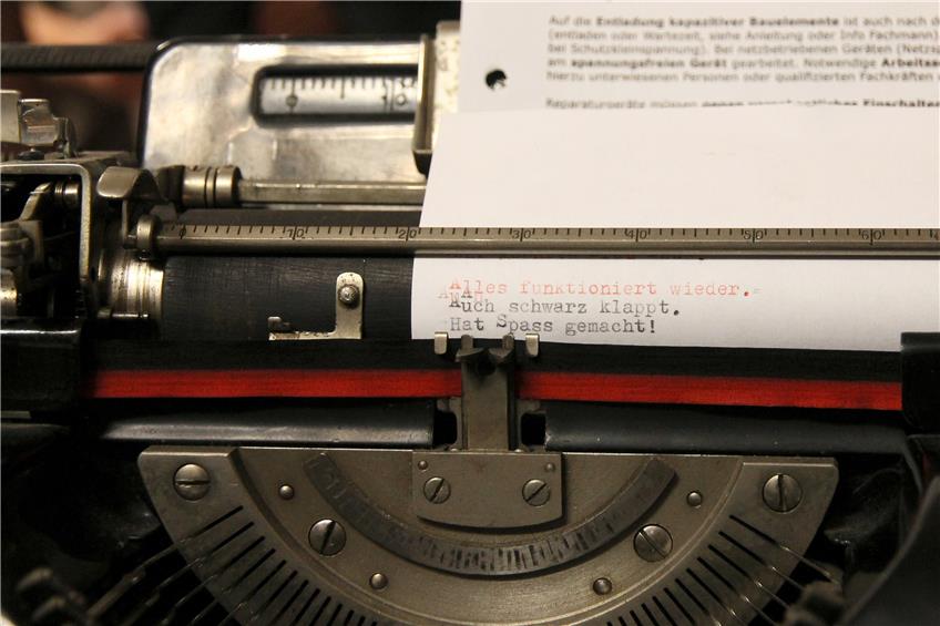 Almut Deus hatte eine gefühlt 100 Jahre alte und 10 Kilo schwere AEG- Schreibmaschine mitgebracht: „Da geht gar nix mehr.“ Mit Teamwork „und viel Gefummel“ war sie nach einer halben Stunde wieder einsatzbereit.