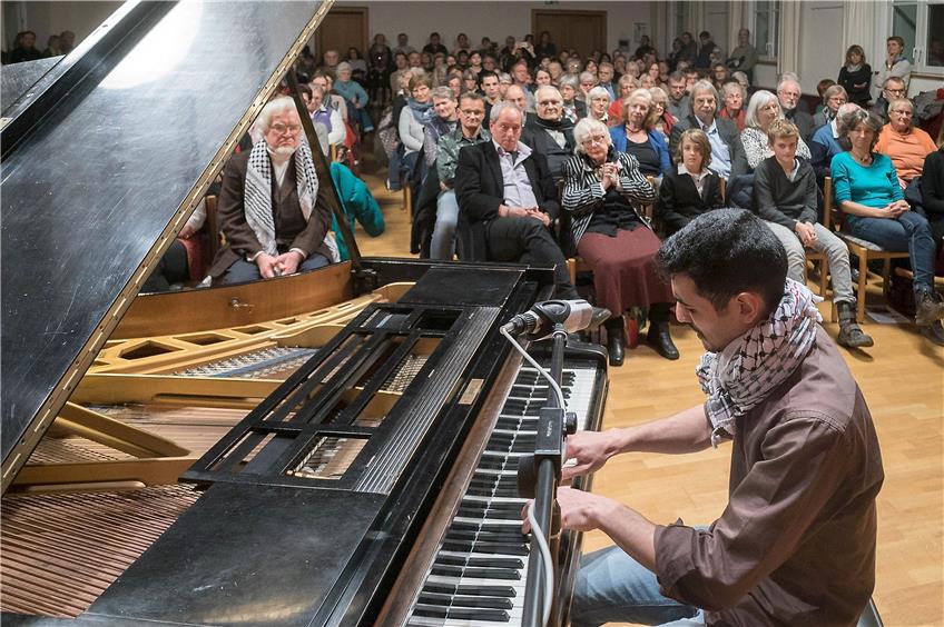 Als Geschenk zum 86. Geburtstag der israelischen Menschenrechtlerin Felicia Langer (erste Reihe Mitte) gab der syrisch-palästinensische Pianist Aeham Ahmad im evangelischen Gemeindehaus von Lustnau ein Konzert. Bild: Metz