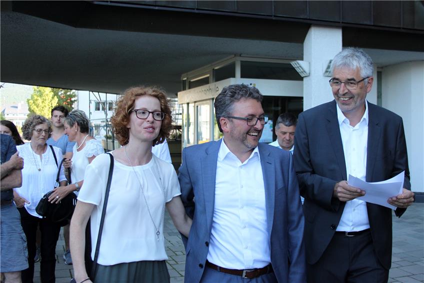 Als Mössinger OB wiedergewählt: Michael Bulander (Mitte) mit seiner Frau Lioba Bulander und Baubürgermeister Martin Gönner. Bild: ST