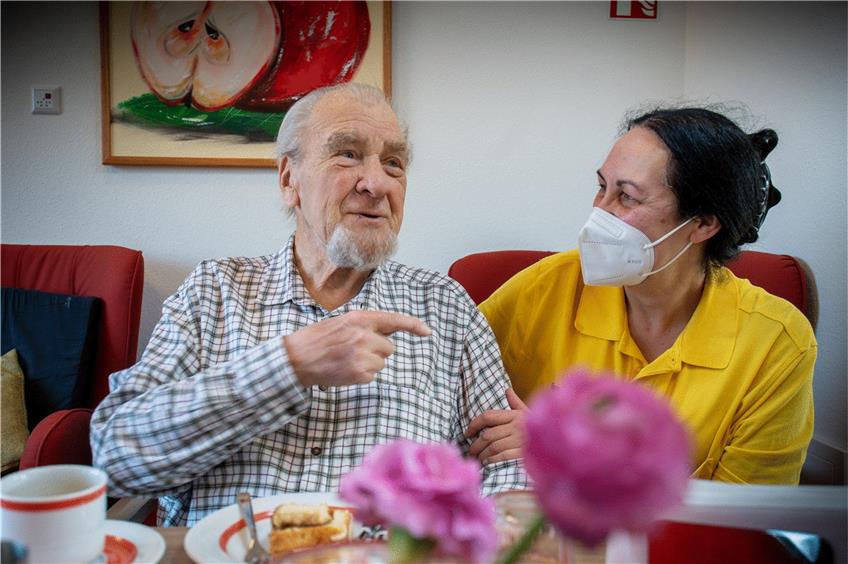 Altenpflegerin Dagmar Pohl beim Nachmittags-Kaffee mit Bewohner Hartmut Joos. Der 87-Jährige wurde bereits gegen Corona geimpft. Dennoch gilt Maksenpflicht für Pflegekräfte. Foto: Volkmar Könneke