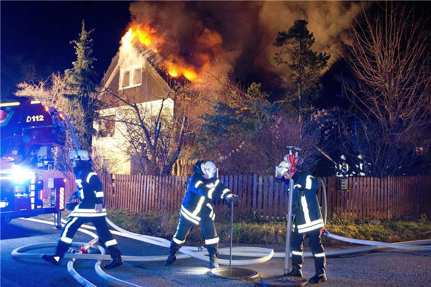 Am 11. Januar brannte ein Wohnhaus Im Weiten Hart, in dem eine achtköpfige Familie gewohnt hatte. Bild: Franke