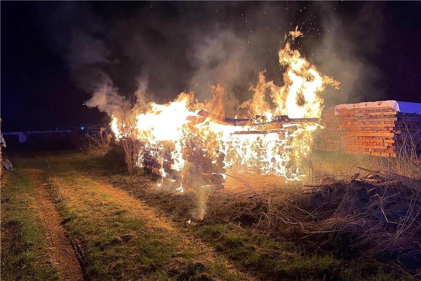 Am 12. April brannte ein Holzstapel in der Nähe des Schönaicher Klärwerks. Bild: Feuerwehr Schönaich
