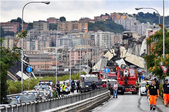Am 14. August 2018 stürzte die Autobahnbrücke Ponte Morandi in Genua teilweise ein. Die eklatanten Sicherheitsmängel des in den 1960er-Jahren gebauten Viadukts waren offenbar seit Jahren bekannt.  Foto: Alberto Lingria/Xin Hua/dpa