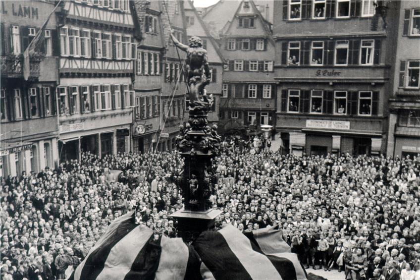 Am 3. Juli 1948 fiel die schwarz-rote Hülle, die bis zur Feierstunde auf dem Marktplatz den neuen Neptun verdeckt hatte. Der öffentliche Zuspruch war groß. Bild: Stadtarchiv