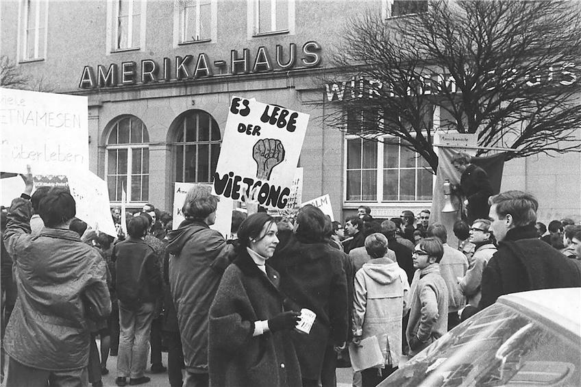 Am 9. Oktober 1968 demonstrierten Tübingerinnen und Tübinger vor dem Amerika-Haus gegen den Vietnamkrieg. Archivbild: Manfred Grohe